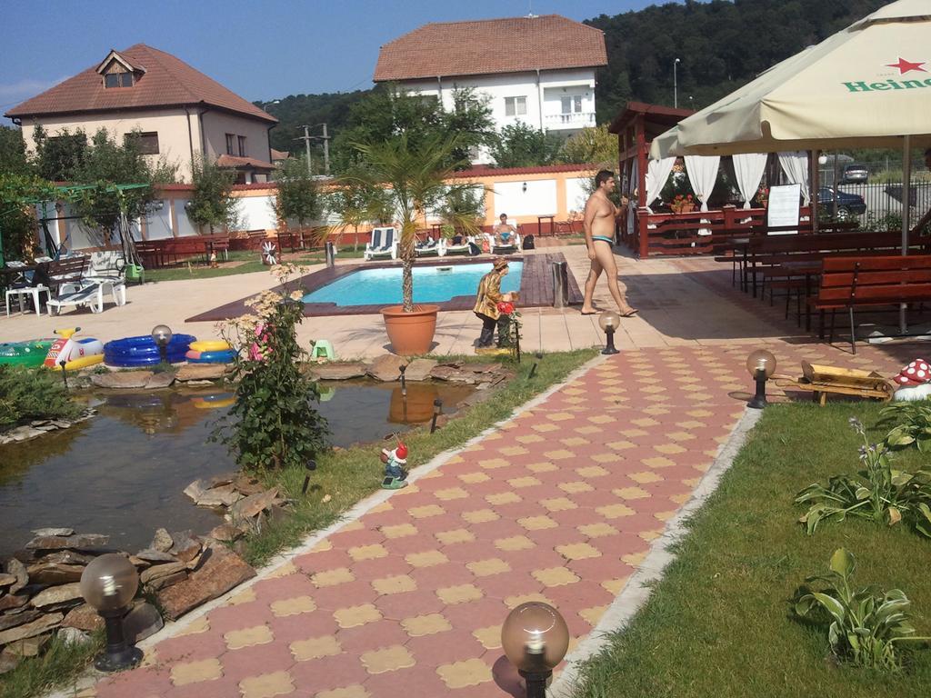 Casa Alba Hotel Ramnicu Valcea Exterior photo