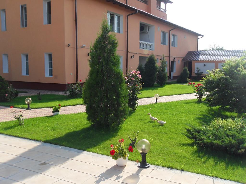 Casa Alba Hotel Ramnicu Valcea Exterior photo