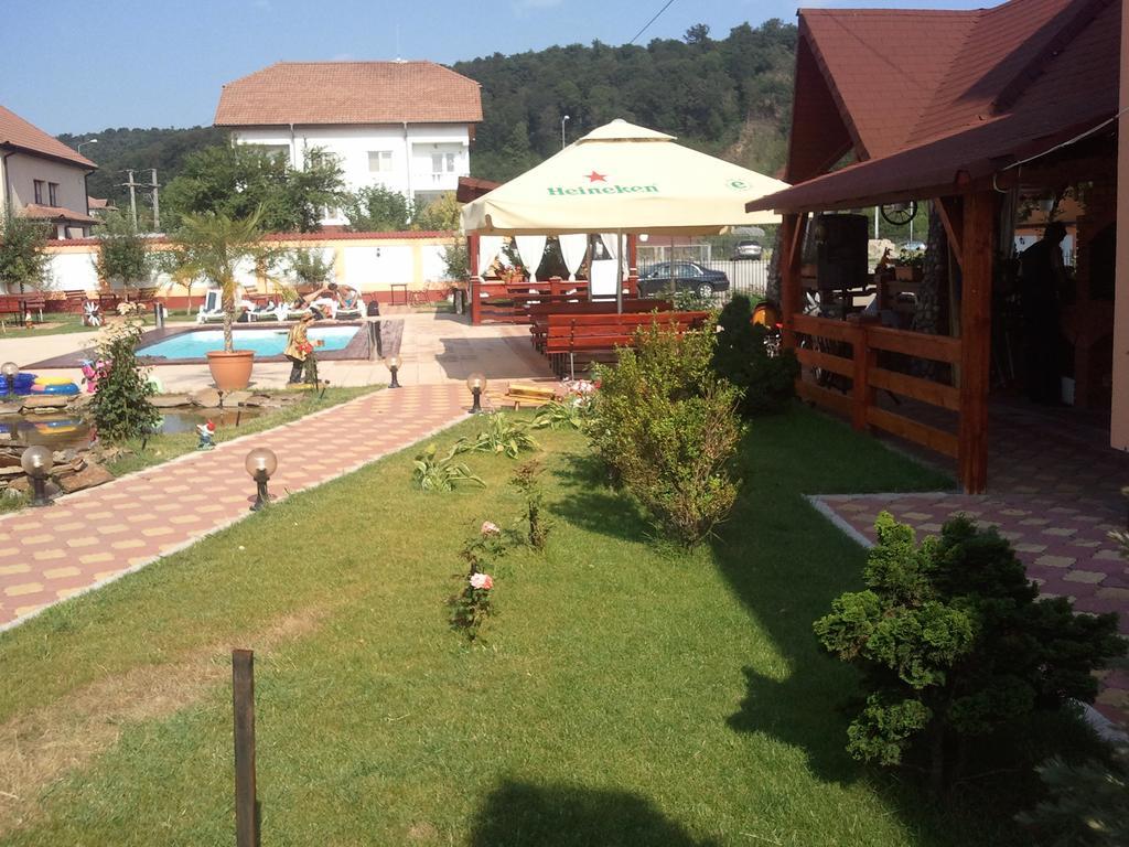 Casa Alba Hotel Ramnicu Valcea Exterior photo