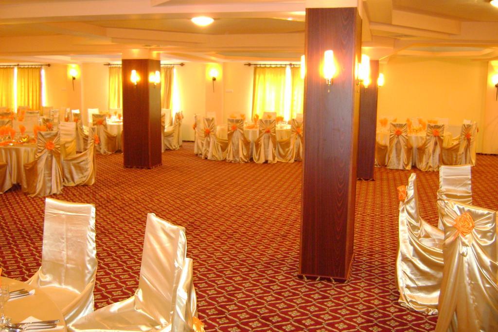Casa Alba Hotel Ramnicu Valcea Exterior photo